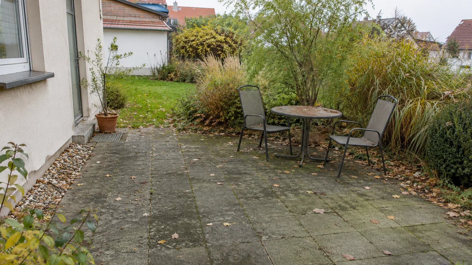 Steinterrasse vor dem Terrassen-Refresh